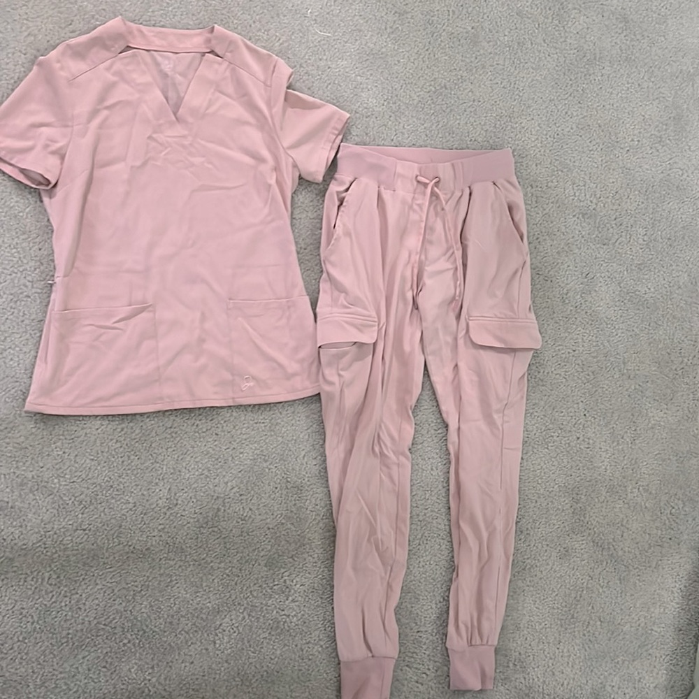 Jaanuu scrubs in pink